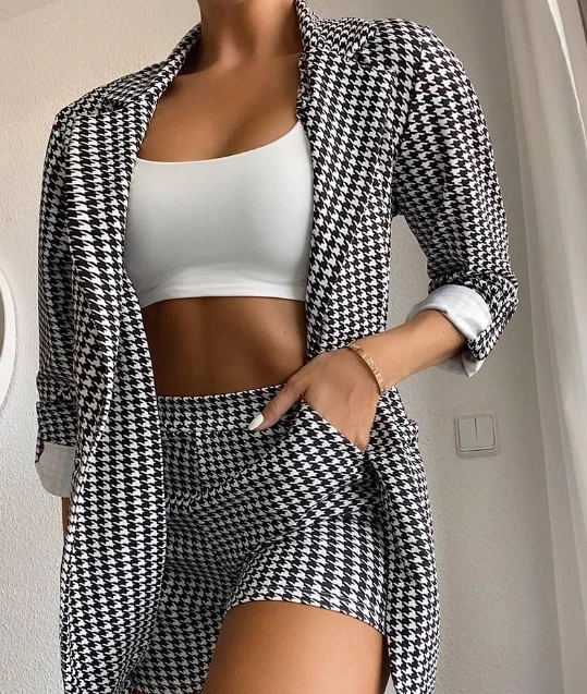 

Professional Women's Long Mid Length Jacket with A Lapel Single Breasted Design Paired with High Waisted Shorts for Commuting