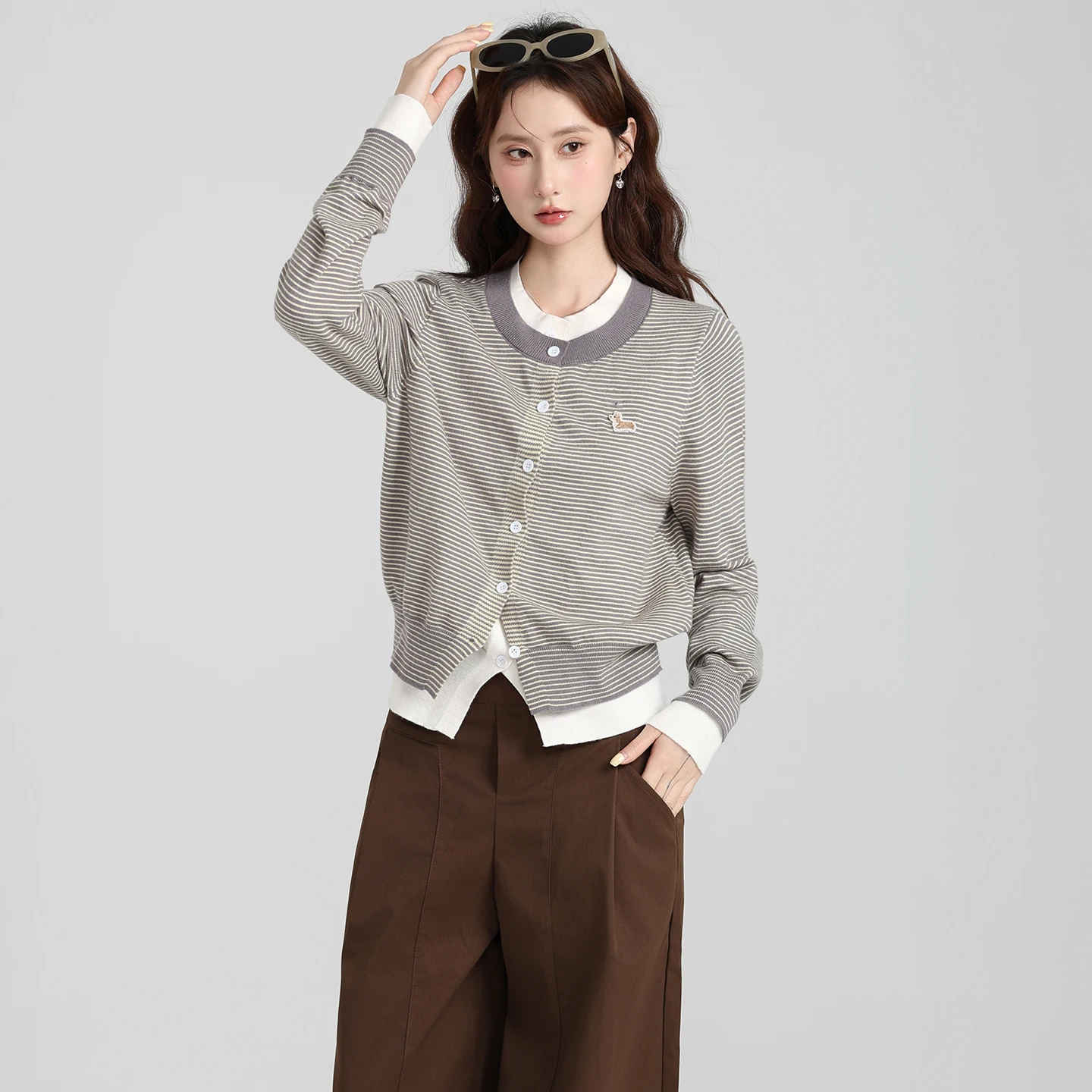 

Korean Fake Two-Piece Contrasting Striped Knitted Cardigan Women's Autumn / winter New Long Sleeved Sweater Slim Fit Top