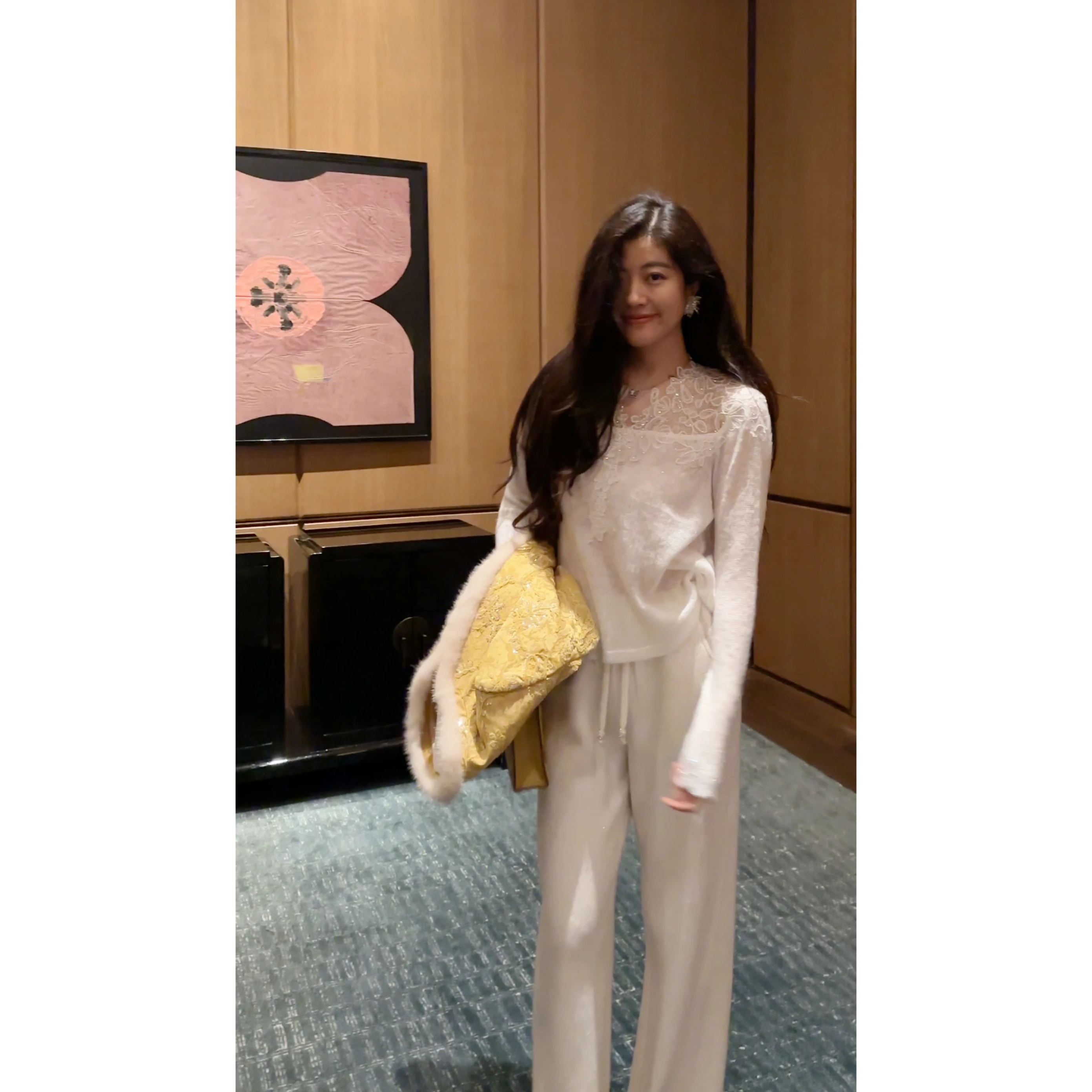 

Новинка Nico Winter: Уникальный женский вязаный свитер с V-образным вырезом, ажурными вставками и эффектом полупрозрачности – модная сенсация