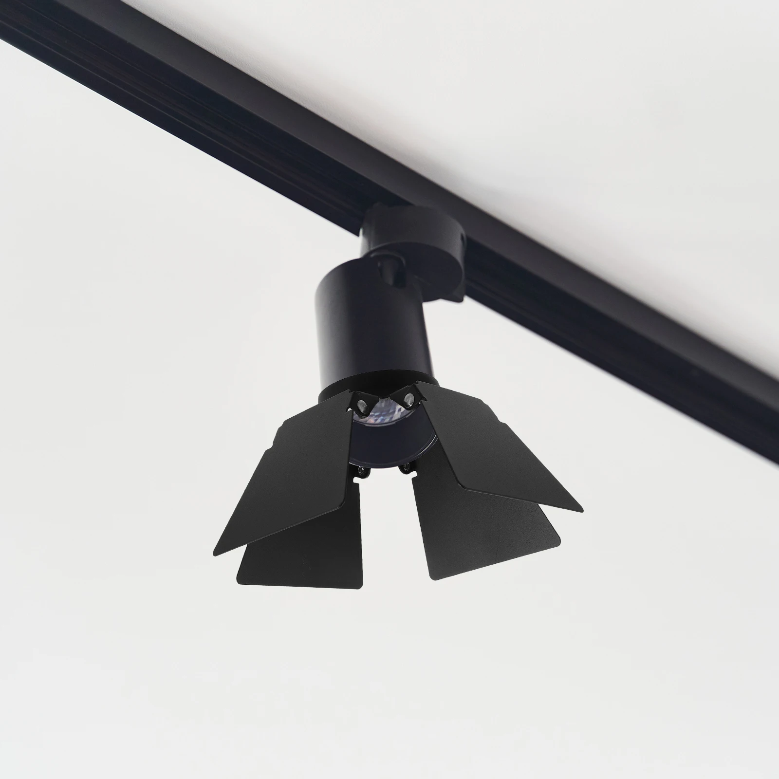 

Anti Glare Lamp 4 Leaf Design Spotlight Track Lighting Pendant Shades Home Hotel Museum Clothing Store Led Light Fixtures