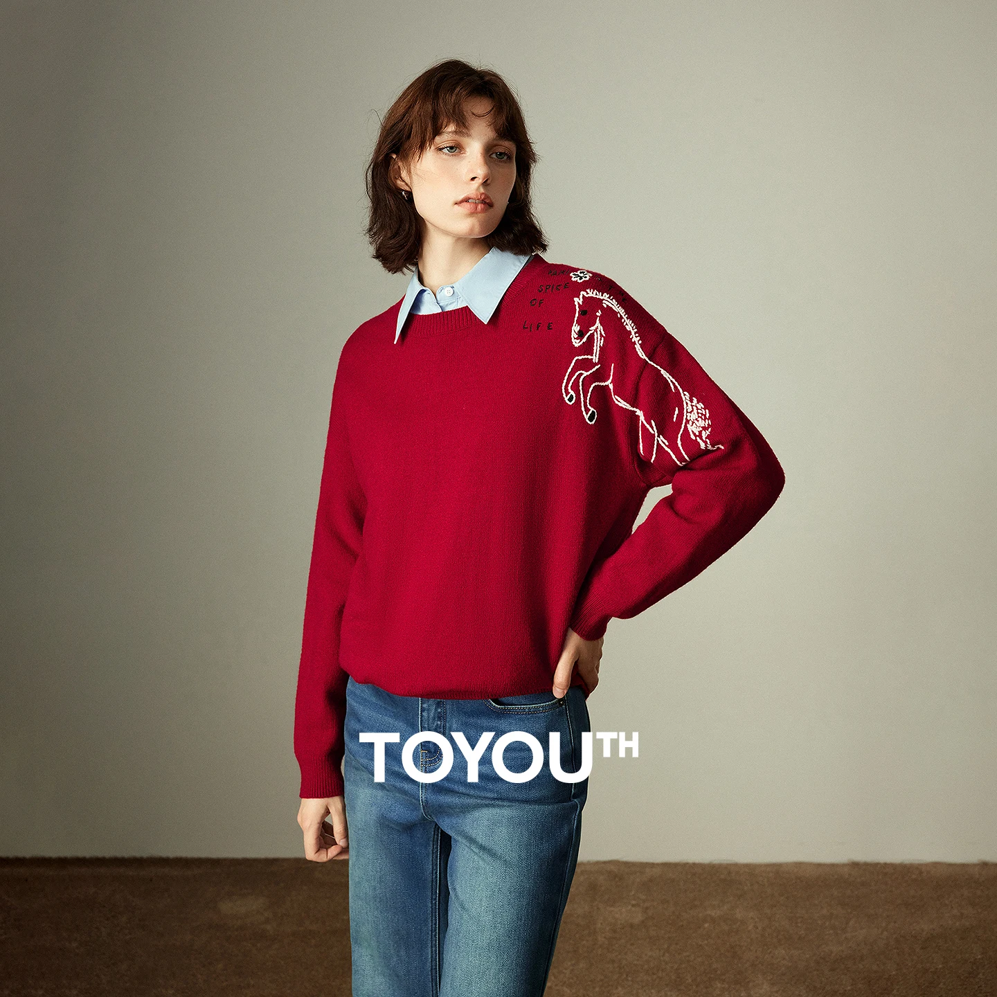 TOYOUTH Dames Arctic Fleece Dikke Trui 2025, Winter Nieuwjaar Rode Letter & Paard Borduursel Ronde Hals Top