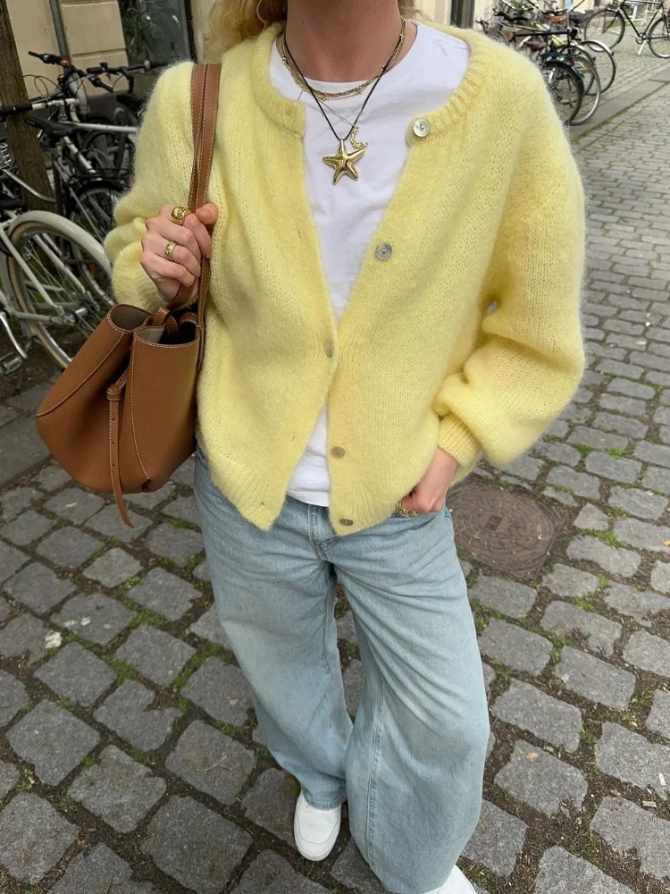 เสื้อสเวตเตอร์ถักติดกระดุมสำหรับผู้หญิง แฟชั่นคอกลม แขนยาว สไตล์คาร์ดิแกน ปี 2025 ทันสมัย ใหม่ เหมาะสำหรับใส่ในชีวิตประจำวัน ผู้หญิงทำงาน ใส่เป็นเสื้อนอก