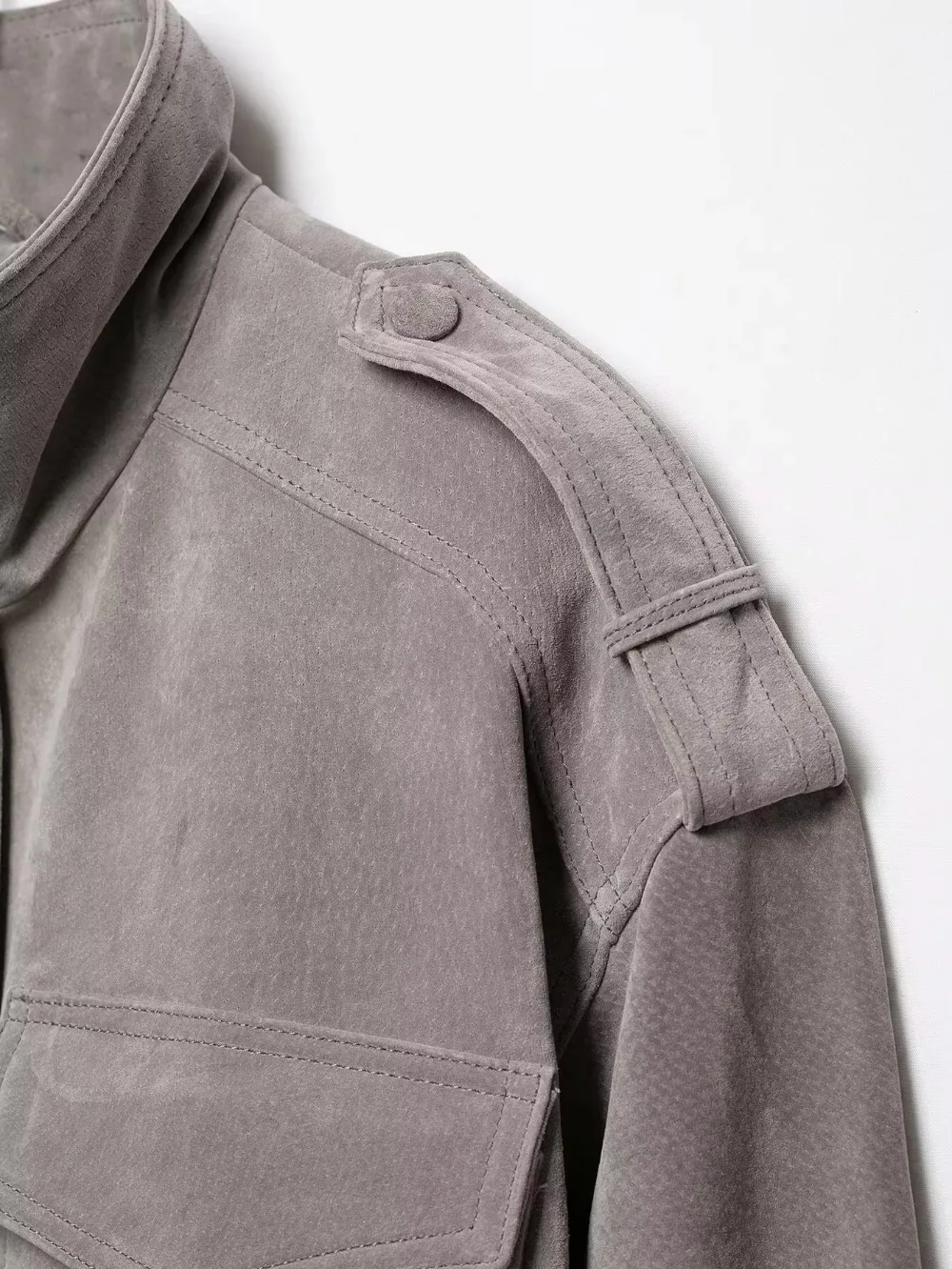 Damen-Cargojacke, kurz geschnitten, für Herbst und Winter, Damenmantel, Stehkragen, Träger, Schulterklappen, viele Taschen, gerippter Saum, lockerer Schnitt, lässige Oberbekleidung. – Detail 7