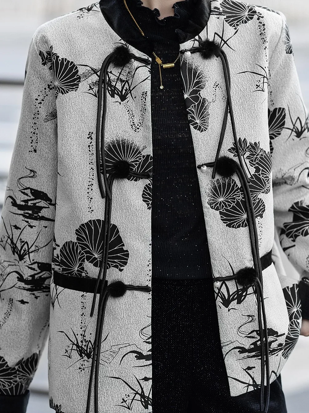 

Новая китайская женская верхняя одежда с воротником-стойкой на пуговицах, с художественным цветочным принтом на воротнике, ярким дизайном и контрастными цветами.