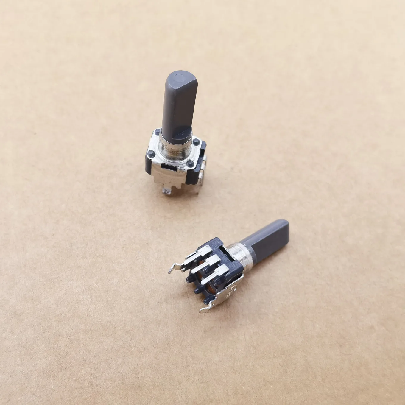 

Original new 100% RK09 A100K single vertical mixer potentiometer half handle length 18MM (SWITCH)