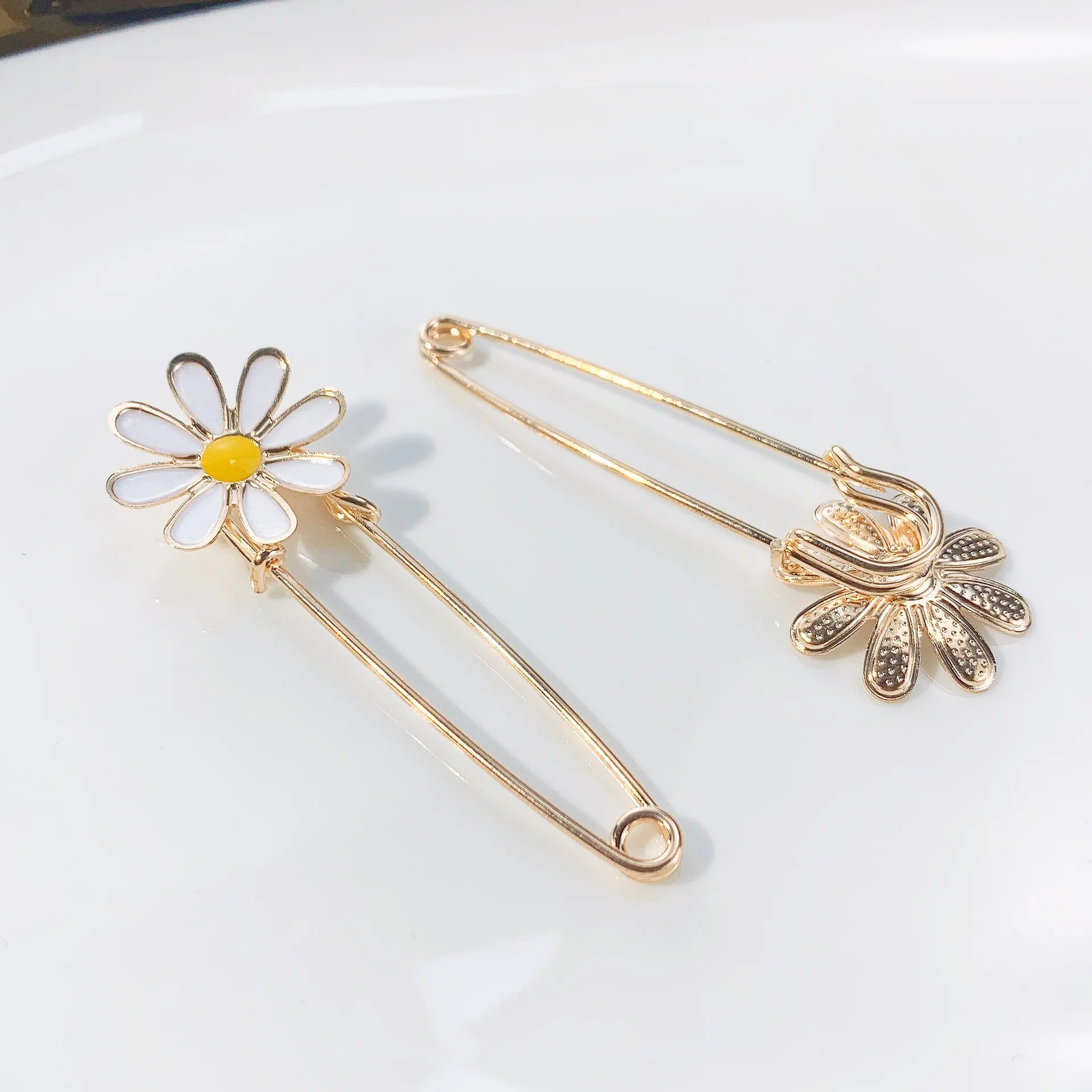 Trend 6.8CM Big White Daisy Clothing Brooches for Women Lapel Safety Sweater Coat Dress Pins Badge Buckle Accessories Girl Gift