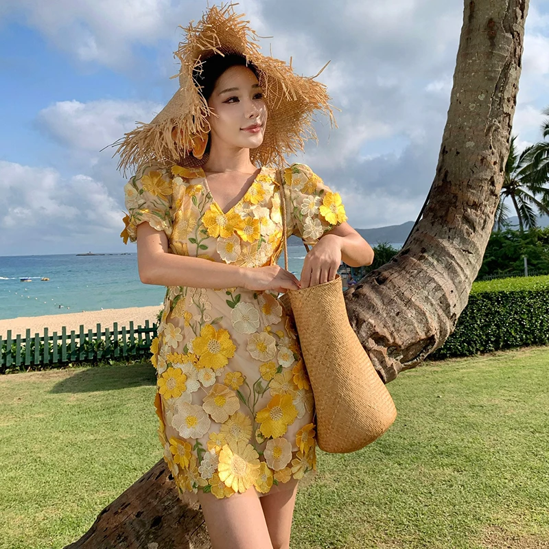 Falda de Playa Estilo Tailandés, Estilo Picante, con Bordado Floral Amarillo, Ajustada, con Escote en V, para el Verano