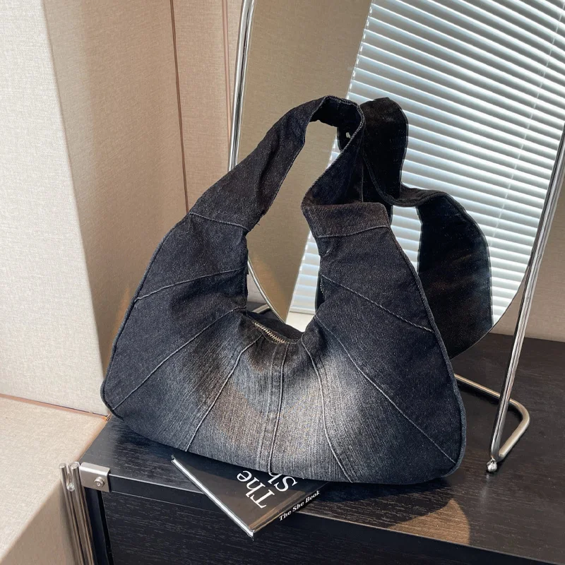 حقيبة كتف نسائية كاجوال من قماش الدنيم المرقعة بتصميم مخطط: خفيفة الوزن، سعة كبيرة مع سحاب للإغلاق للاستخدام اليومي