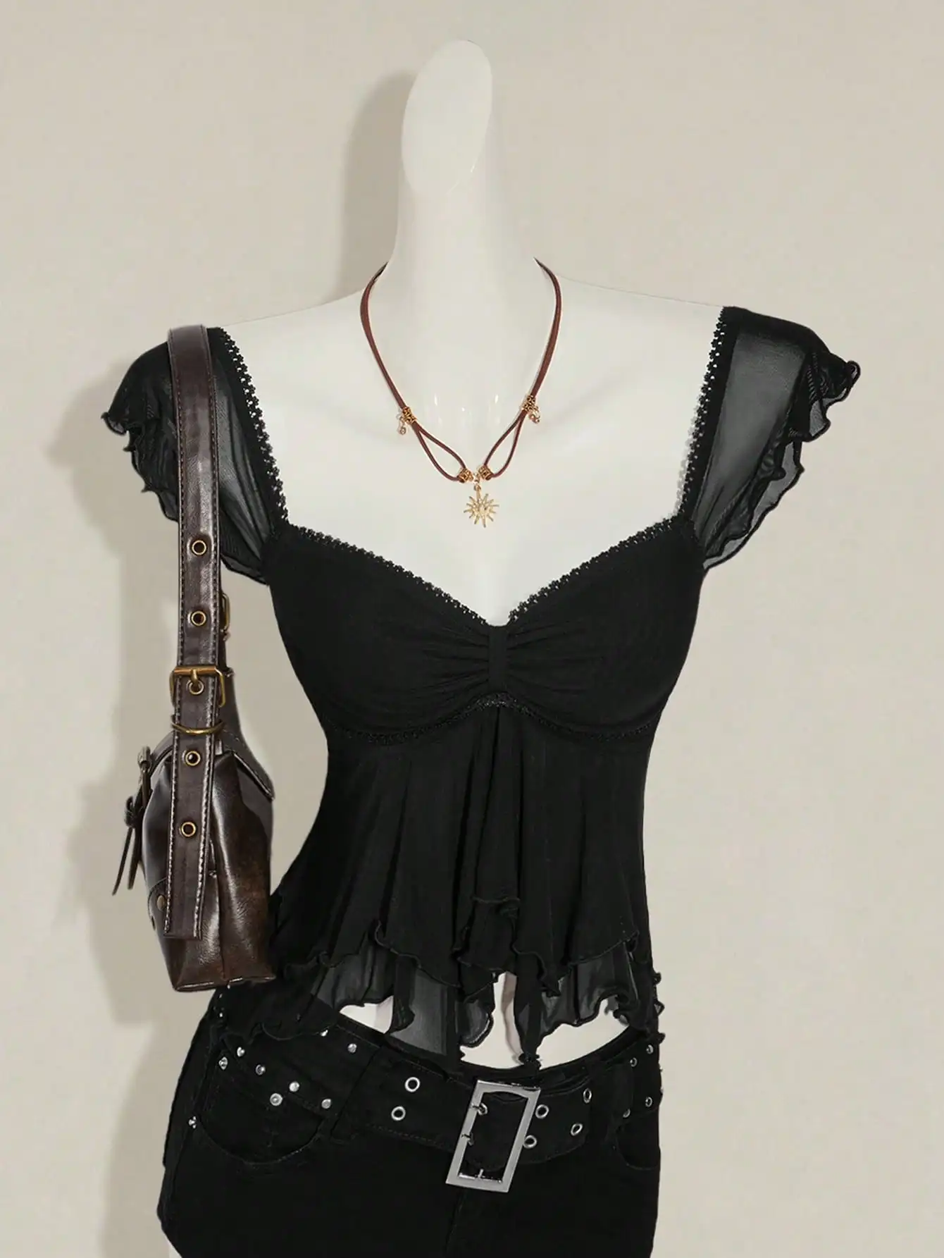 

Черный готический топ-камизоль с сетчатыми вставками спереди, рюшами на рукавах и подоле