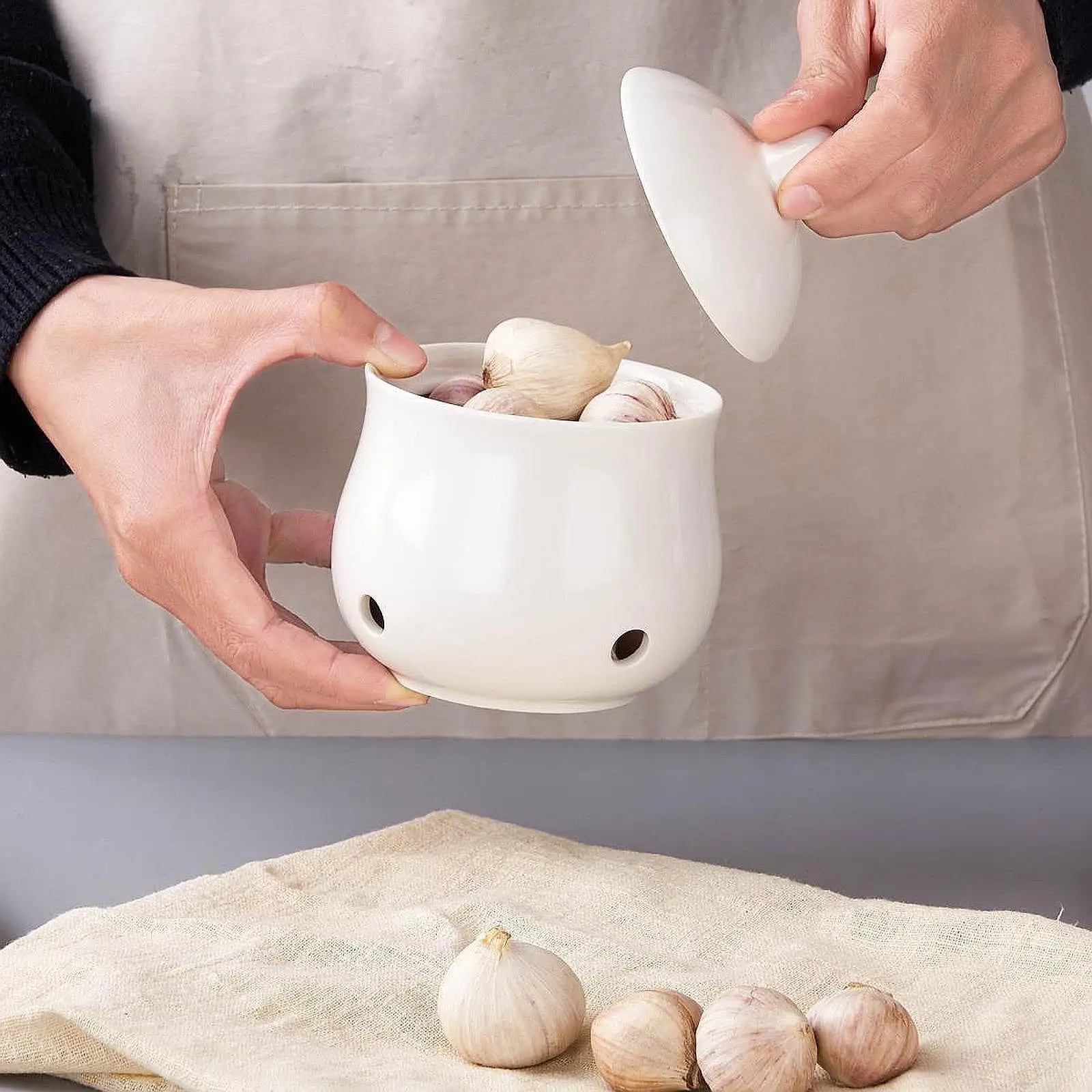 Garlic Keeper with Lid for Countertop for Kitchen Countertop Household