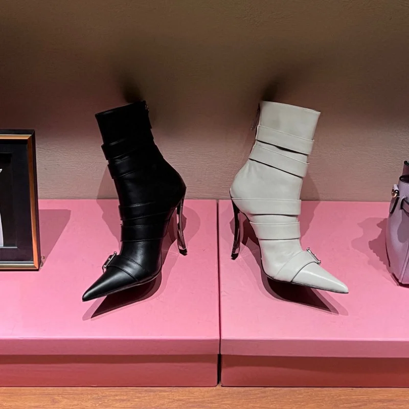 Botas de marca para mujer, botines de locomotora con hebilla de cinturón, tacón delgado de Metal, color blanco y negro, otoño e invierno, 2022