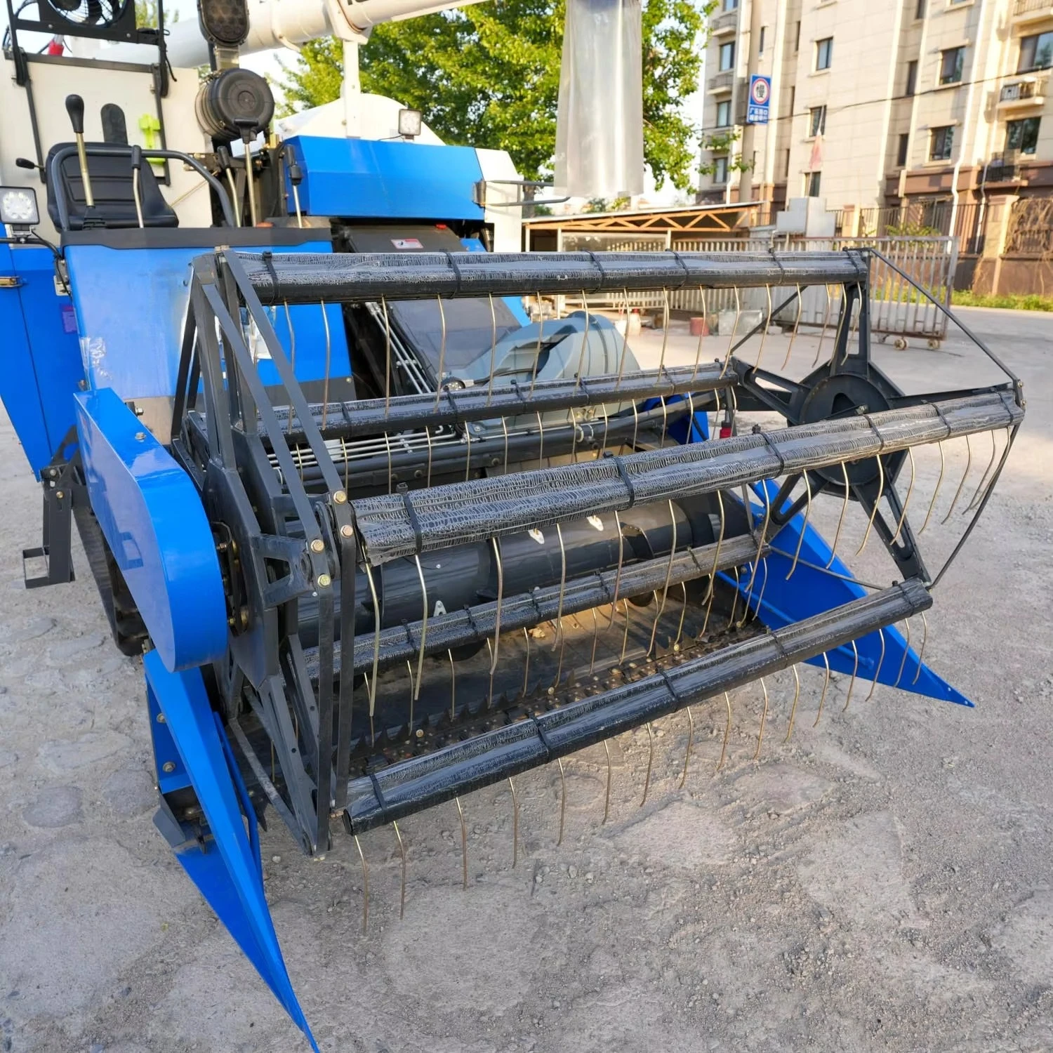 Combine Harvester Agricultural Machinery Rice Paddy Wheat Grain Harvest Machine Farm Equipment Self Propelled Customized view 3