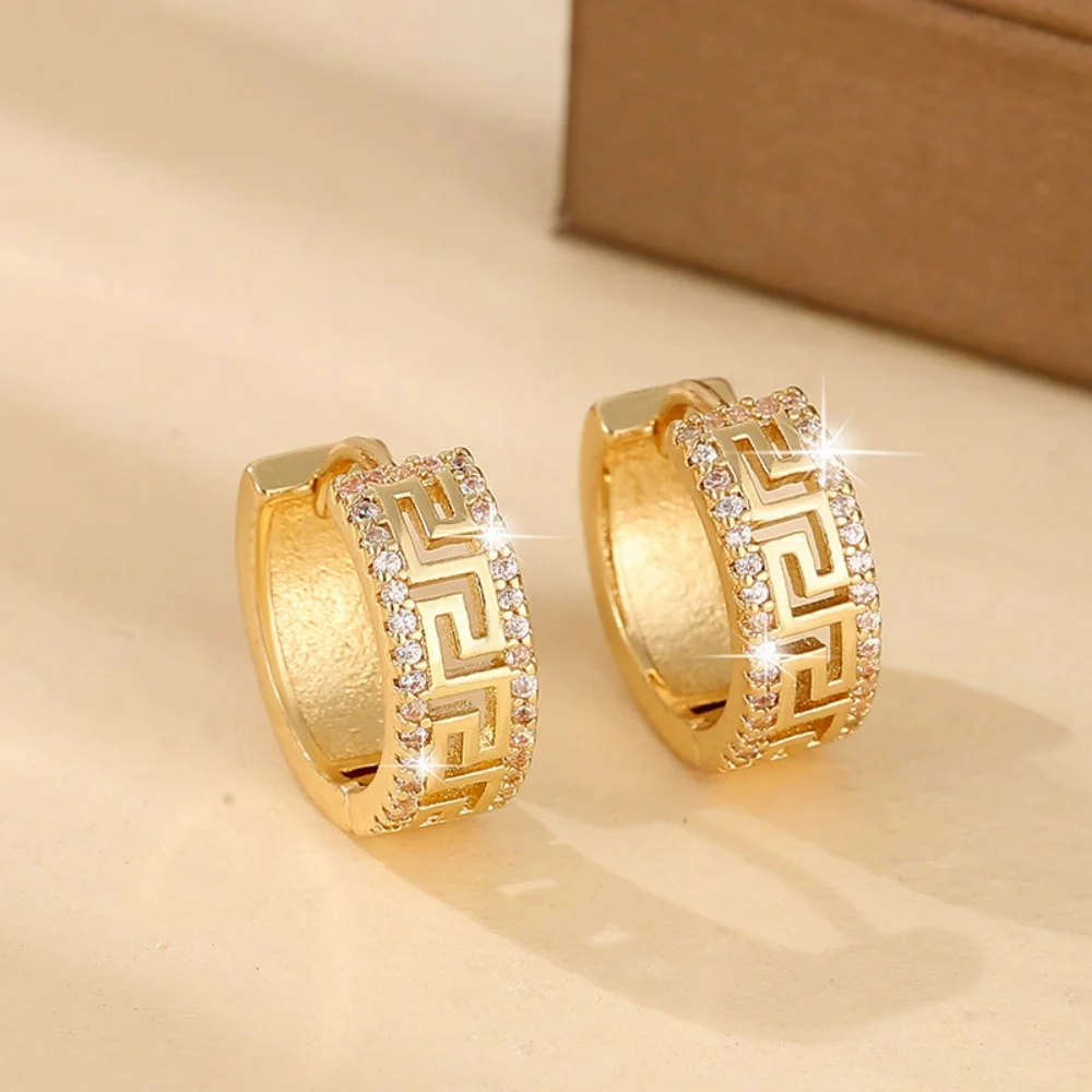 Leichter Luxus-Ohrschmuck mit Zirkonia, geometrischem Muster, kreisförmiger Ohrclip, trendige und modische Ohrringe – Detail 6