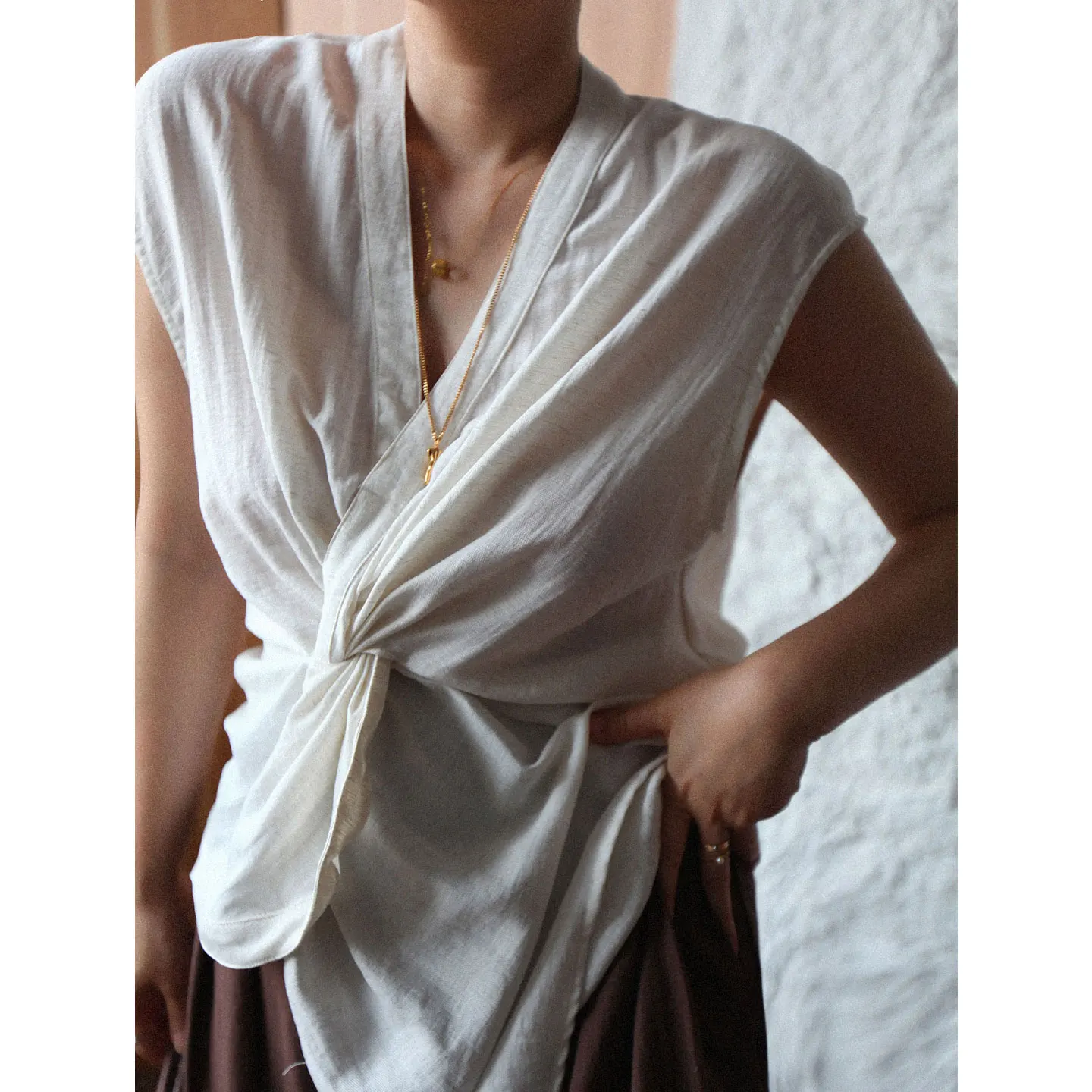 

A1st Editor's Store Design Sensation Slimming Knot Waist Linen Vest V-Neck Sleeveless Small Shirt High-End Feeling Personality