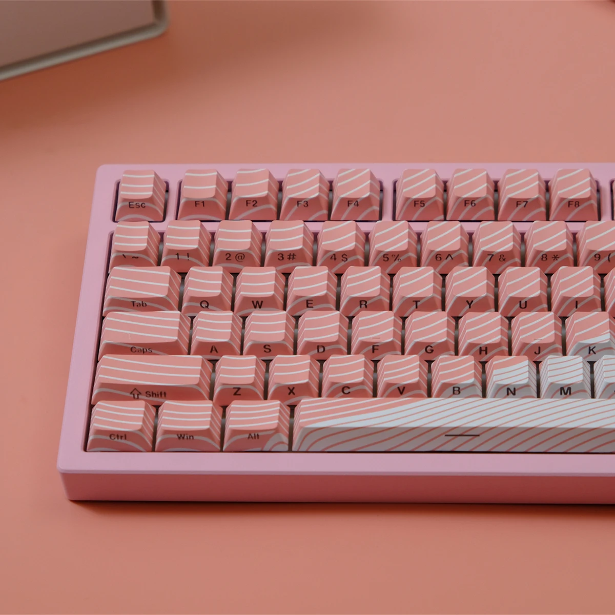 

Pink wavy side engraved transparent keycap PBT original height, thermal sublimation mechanical keyboard cap