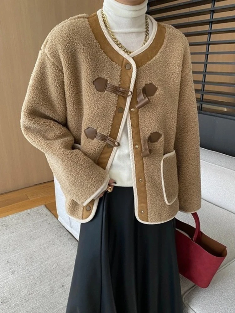 [LANMREM] Office Lady Faux Lamb Fur Coat Women's Contrasting Color O Neck Horn Button Loose Casual Outerwear Women 2024 Winter