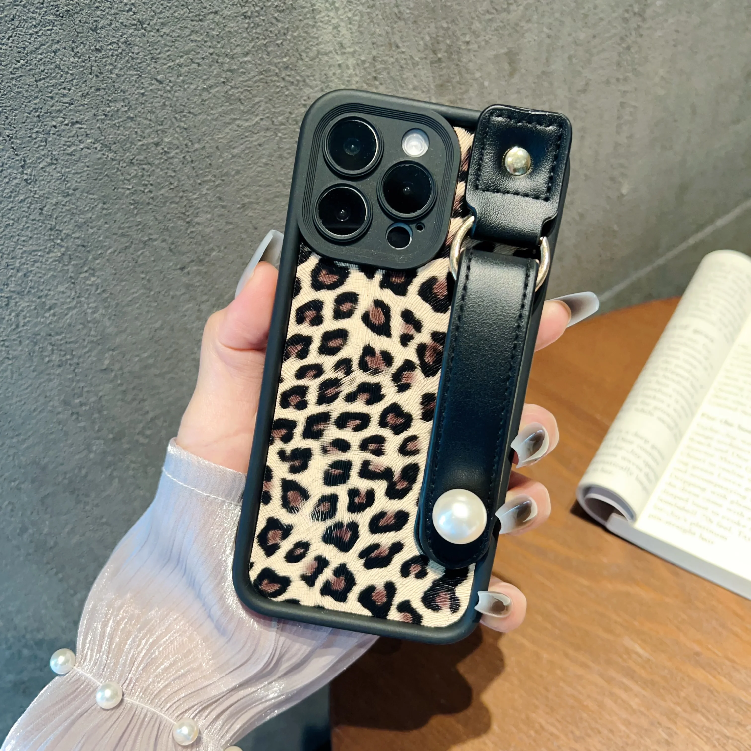 

Sexy Wild Leopard Wristband Pearl Phone Case, Fashion Tide for Phone 15 14 13 12 11 Pro max，iphone 15 pro max，celulares