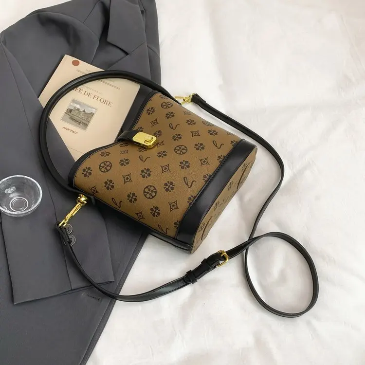 

2025 Autumn New 201 Fashionable Retro Shoulder Handbag Light Luxury Versatile Large Capacity Messenger Bag Small Square Bag