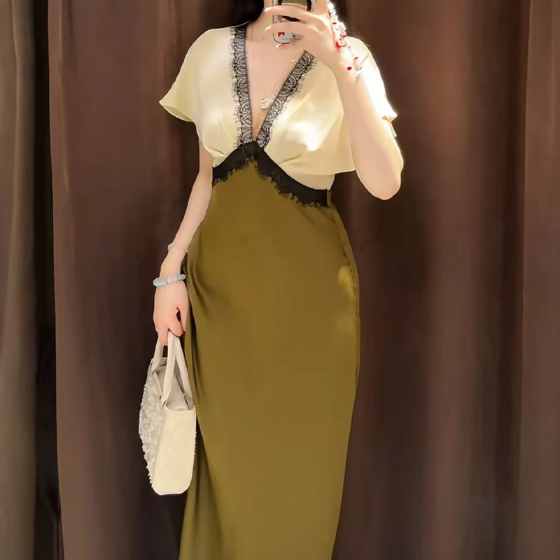 Elegantes Damenkleid mit Farbblock-Spitze und Satinsätzen. Anmutiges und sexy Midikleid. Muss für Partys und Abendveranstaltungen