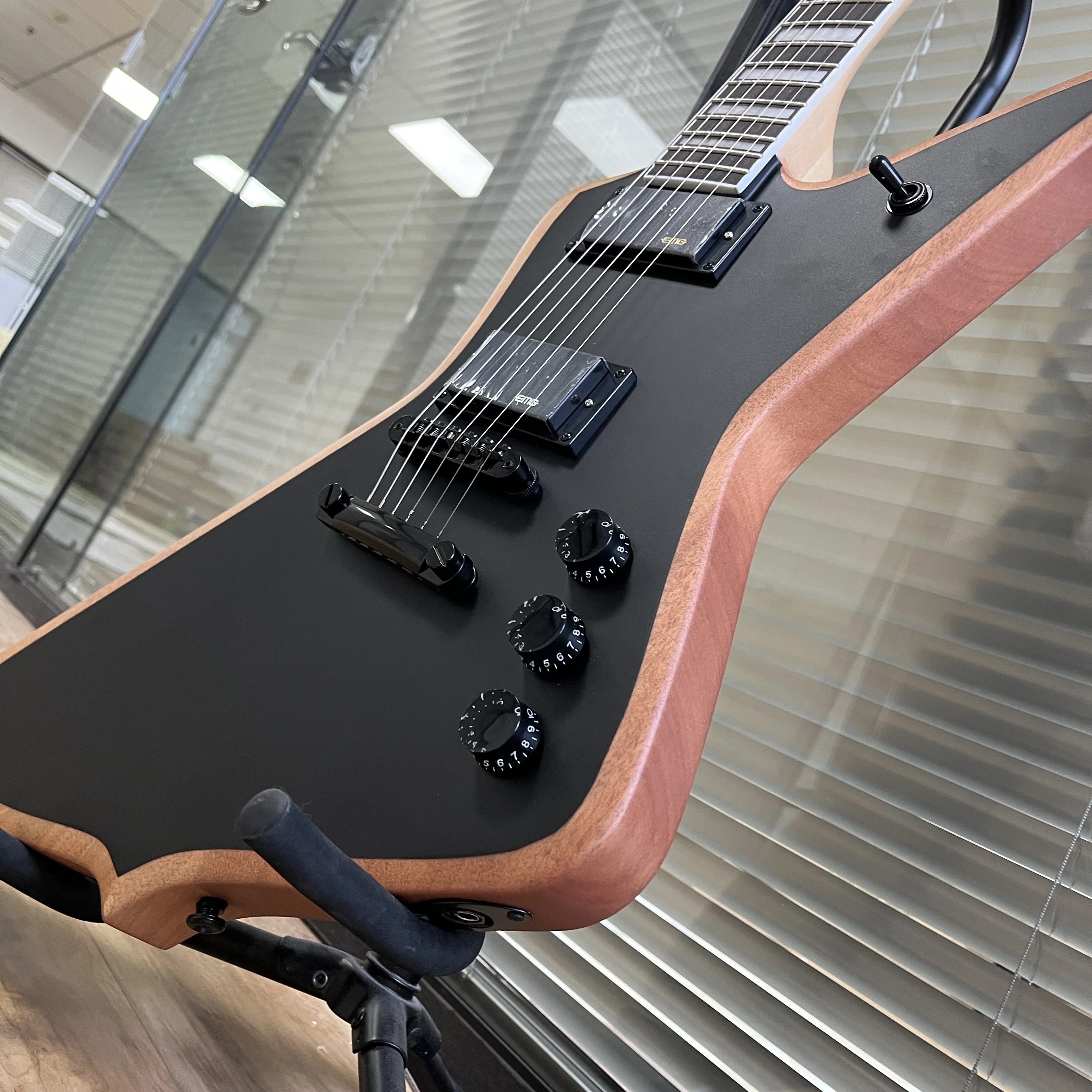 

Электрогитара с черным матовым покрытием, отделкой из натурального дерева, активными звукоснимателями EMG, тематический подарок, бесплатная доставка