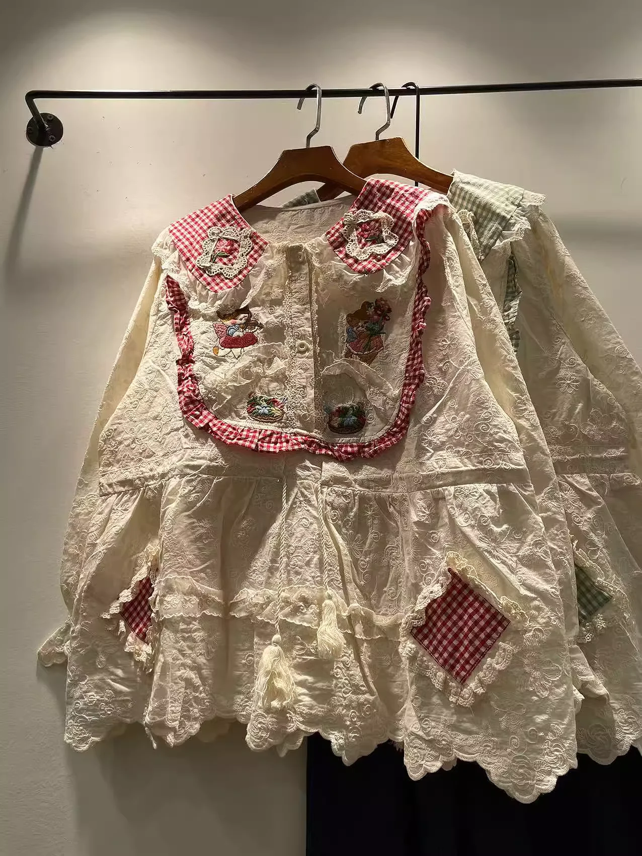 เสื้อเชิ้ตผ้าฝ้ายแท้สไตล์สาวน้อยโมริ ปกปีเตอร์แพน ลายการ์ตูนปักลูกไม้ เสื้อเจ้าหญิงสไตล์โลลิต้า น่ารัก