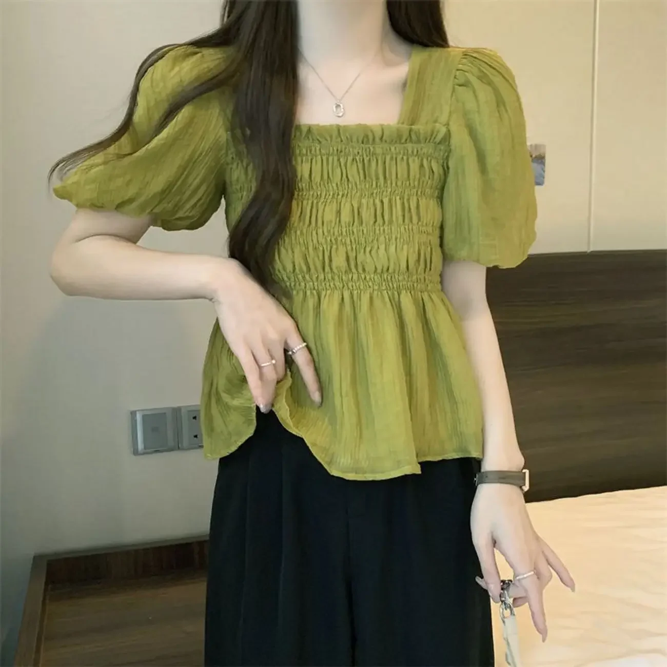 Camicia in chiffon a maniche corte con colletto quadrato francese Abbigliamento estivo da donna Nuovo design Top corto di nicchia