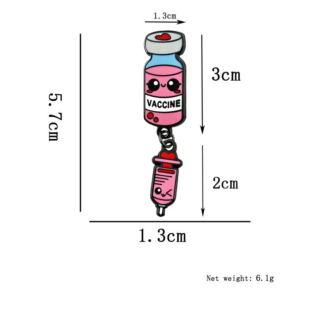 Niedliche Impfstoff-Spritzen-Brosche, Cartoon-Design, rosa Impfstoffflasche, Emaille-Anstecker mit Anhänger, Abzeichen in Form einer Flasche für Infusionen, Accessoires für Krankenschwestern. – Detail 2