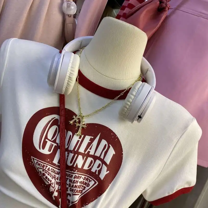 قميص نسائي جديد للصيف بأكمام قصيرة، تصميم هندسي مخيط برقبة مستديرة وطول قصير، مصنوع من ألياف البوليستر 00٪، مجموعة الربيع