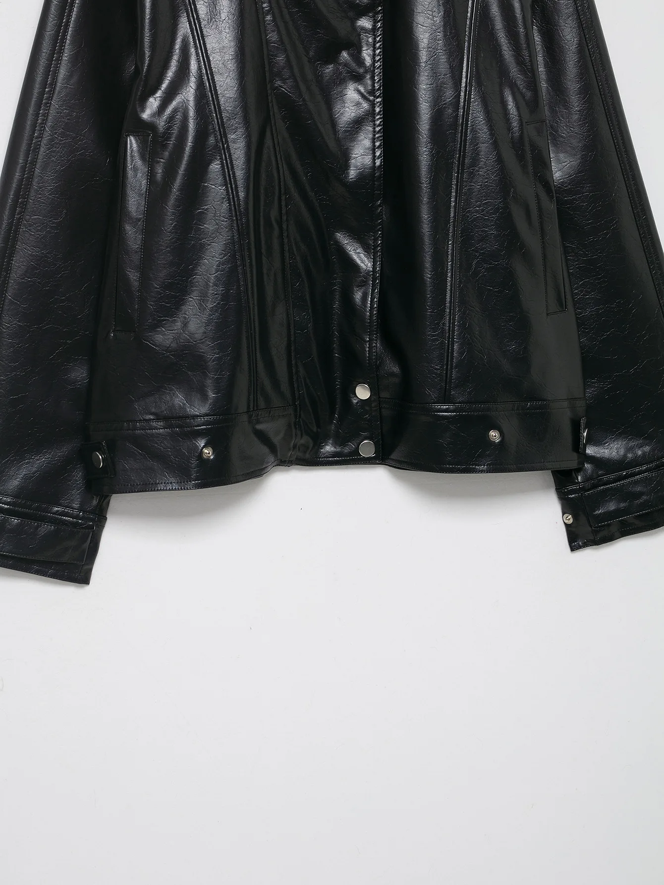 سترة جلدية أوروبية وأمريكية لخريف 2025 بتصميم جديد رائع ورائع وسترة صغيرة راقية على طراز الدراجة النارية