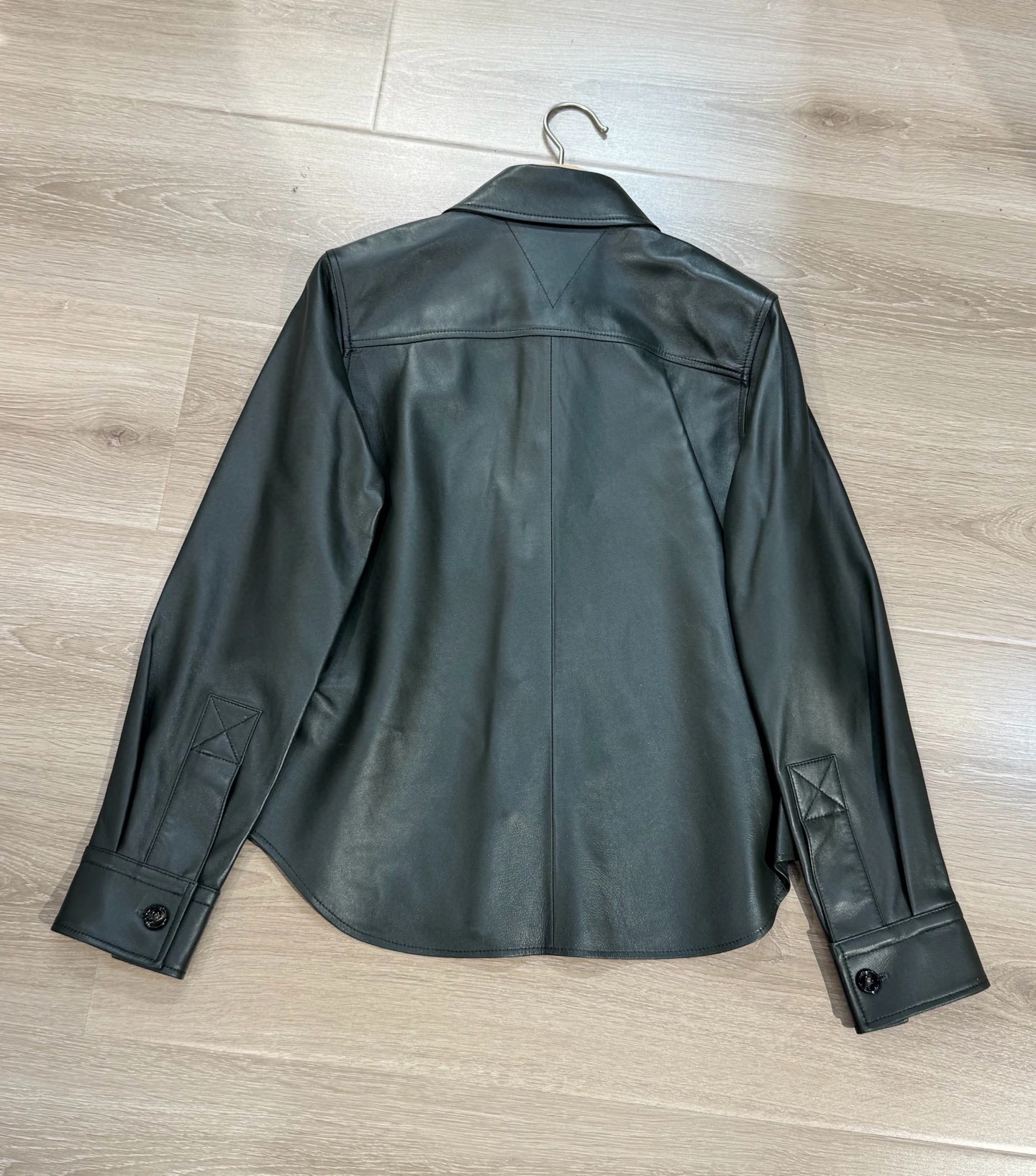 Nuovo cappotto da donna in pelle di pecora con risvolto semplice e suggestivo