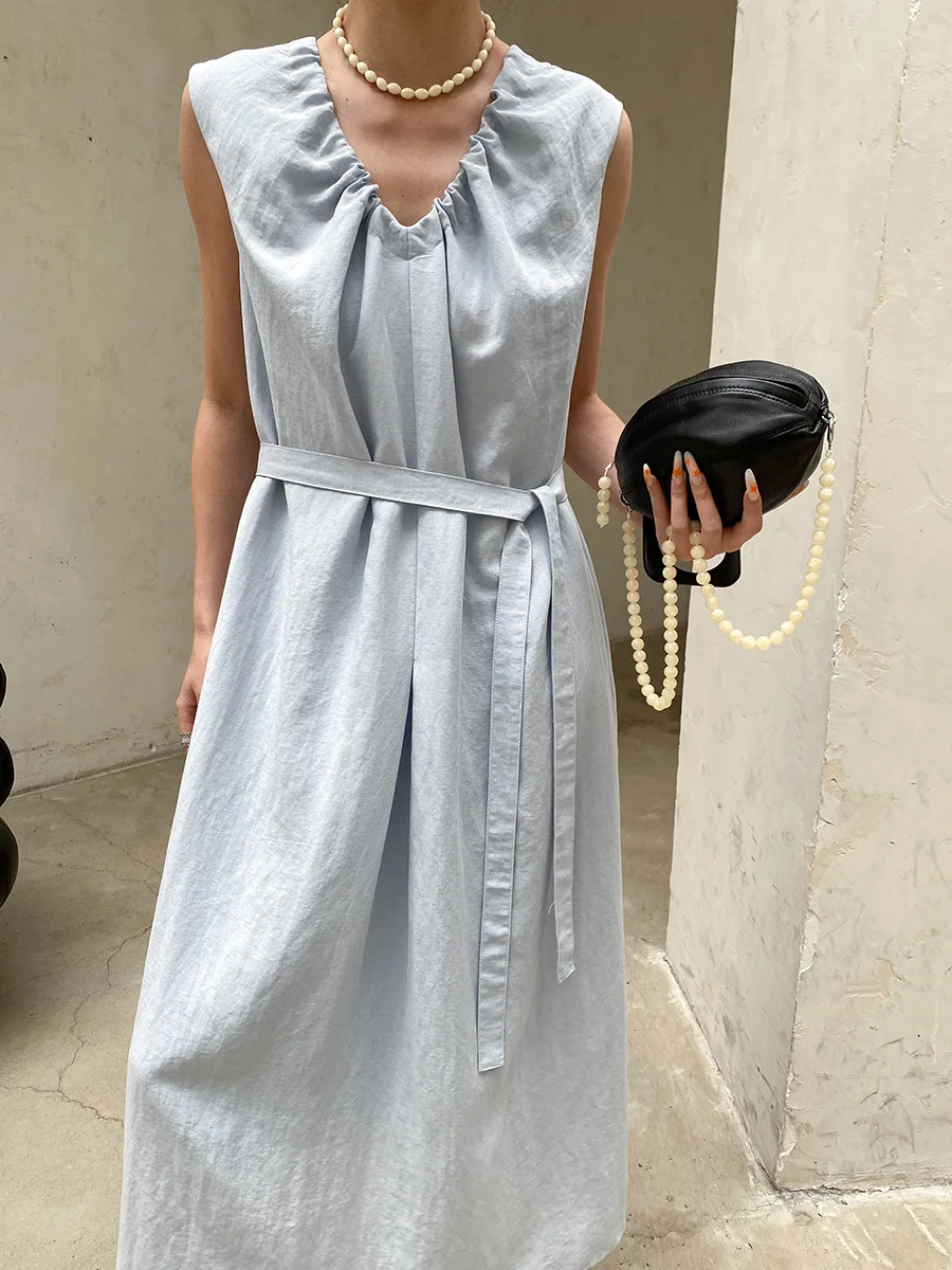 Sommerliches Damenkleid in unifarbenem, plissiertem Design mit V-Ausschnitt, Schnürung an der Taille und schlankmachendem, ärmellosem Schnitt. – Detail 20