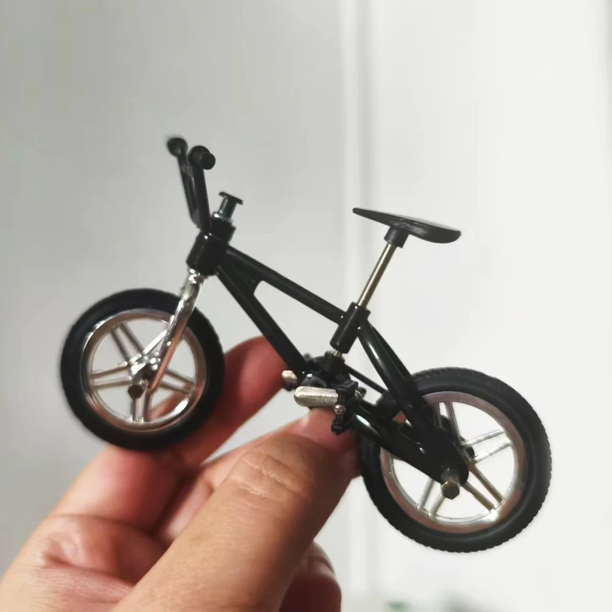 1:12 Miniatur-Fahrrad-Scooter-Set mit Reparaturwerkzeugen und Fahrradhelm für Puppenhaus-DIY-Diorama-Zubehör Mini-Sammlerstücke – Detail 15