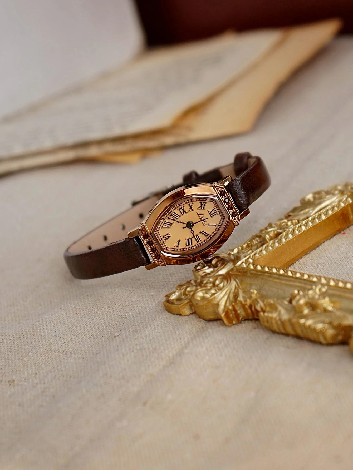 

1 шт., винтажные повседневные элегантные женские часы с кофейно-коричневым кожаным ремешком, модный циферблат в форме бочонка с декором из стразов