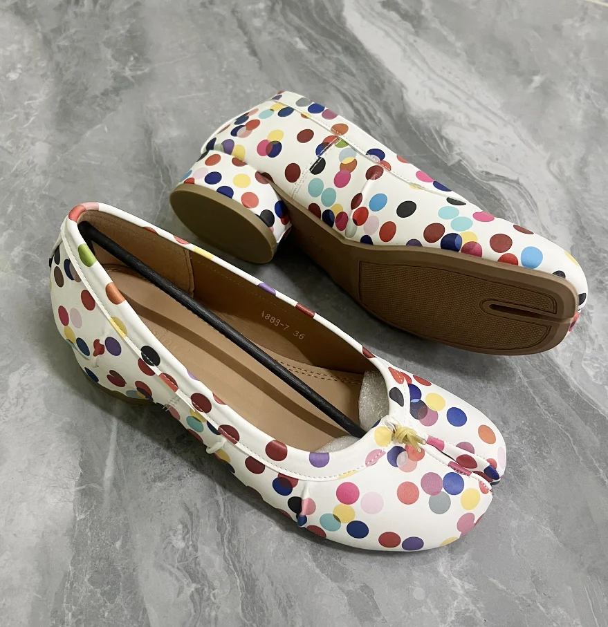 Nouvelles ballerines Tabi colorées à pois pour femmes, chaussures décontractées de printemps-été, mocassins de marche, chaussures de danse paresseuses pour filles A0059