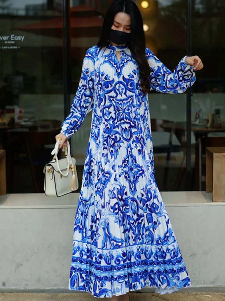 

Женское платье с круглым вырезом, длинным рукавом и плиссировкой