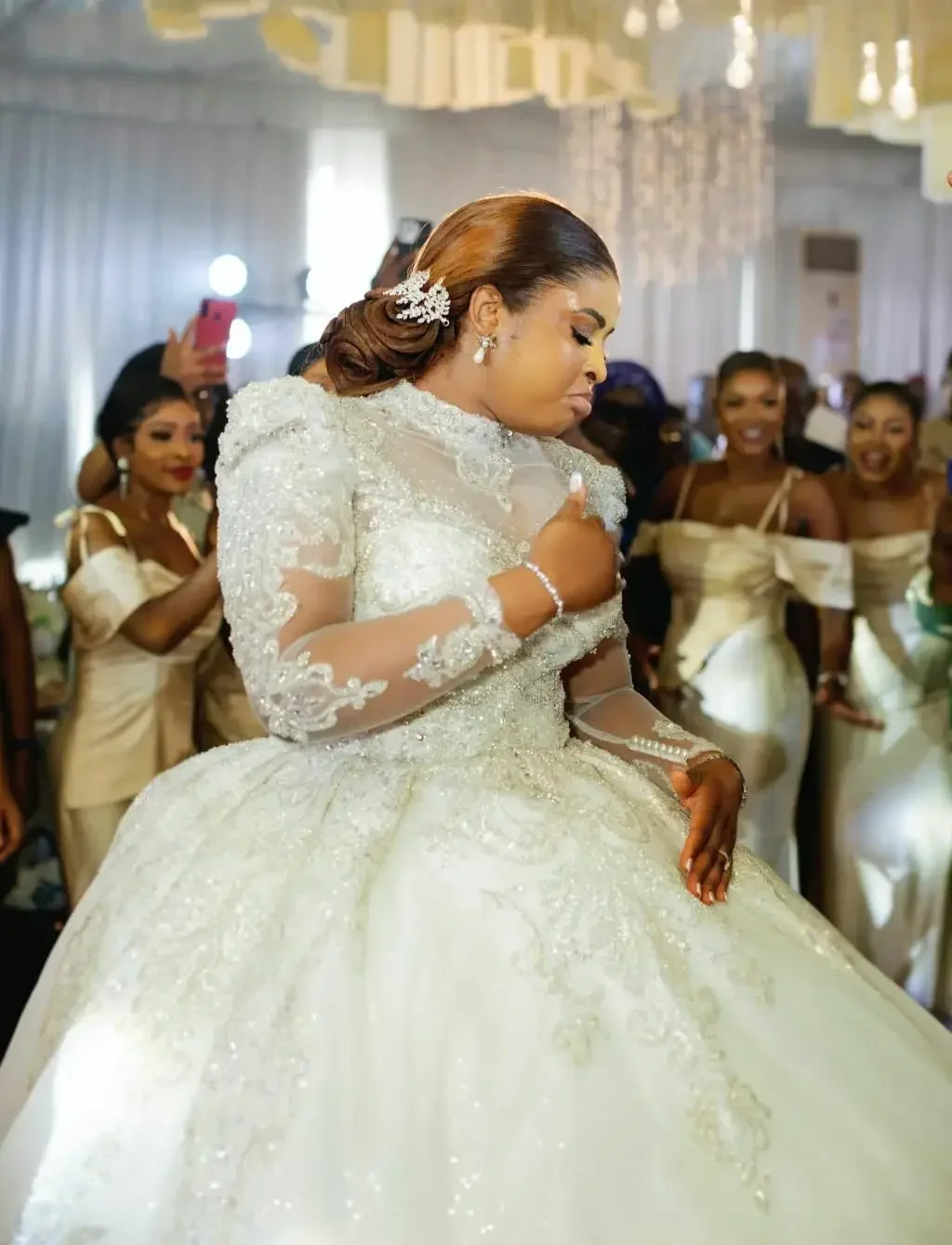 Customized  High Neck Appliques Beads Wedding Dress Chapel Train Long Sleeves Robe De Mariée Ballgown Luxury Bridal Gown