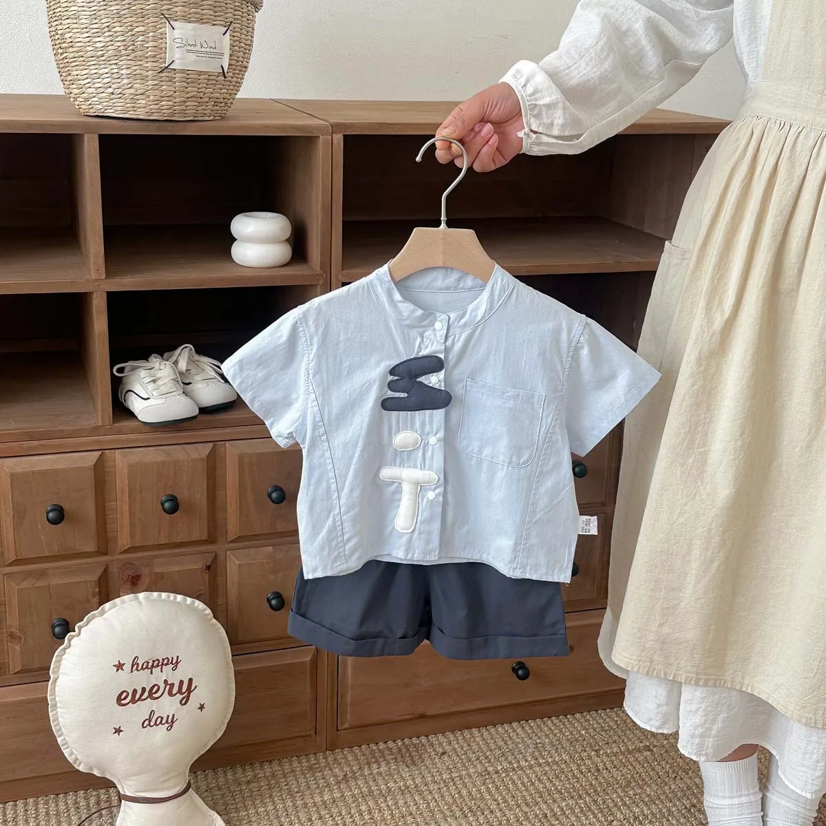 

Новая летняя свободная одежда для мальчиков, детская одежда в корейском стиле, комплект из рубашки с коротким рукавом и шорт, уличная одежда для малышей