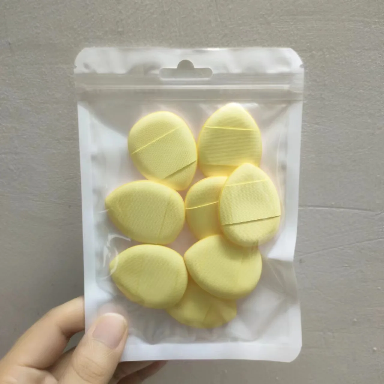 8個入りミニオーバルサムパウダーパフ - デュアルユースドライ＆ウェットクッションパフ、指先メイクアップアプリケーション、携帯用メイクアップパフ