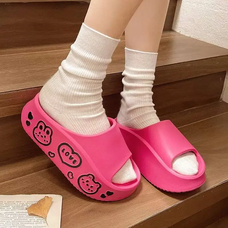 

Мягкие тапочки на танкетке с модным принтом, женские летние шлепанцы на толстой подошве, женские сандалии, 2024, пляжные нескользящие сандалии на массивной платформе