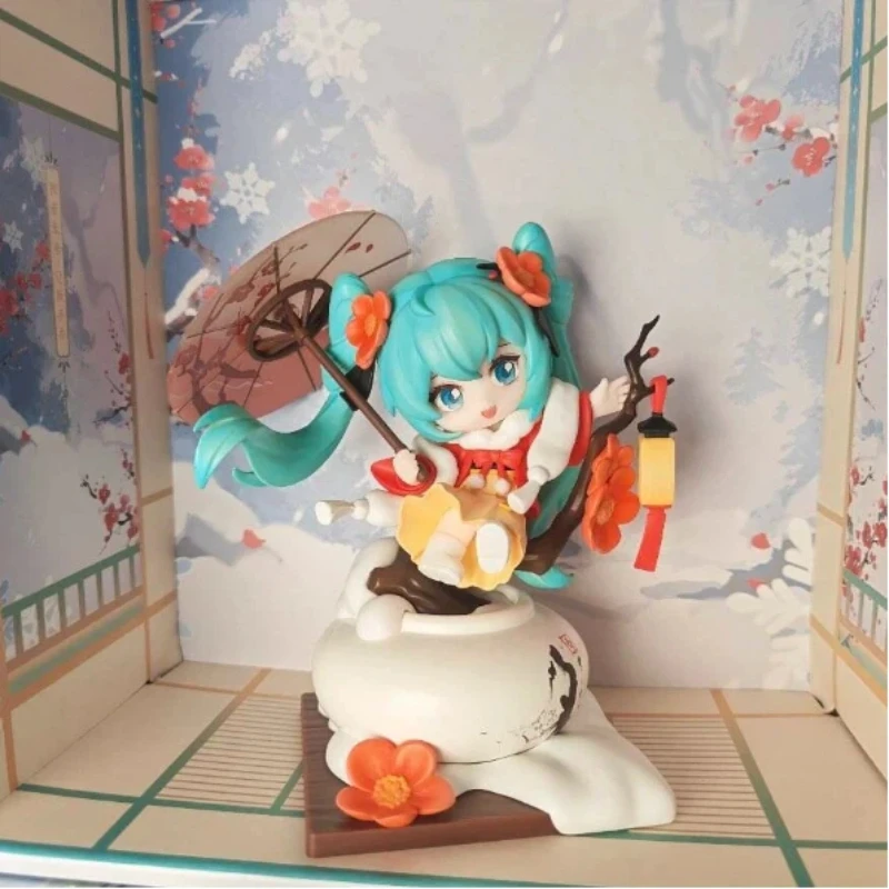 

Оригинальная фигурка Хацунэ Мику: Зимняя серия «Красная слива». Аниме-модель, настольное украшение, трендовая игрушка, подарок на день рождения для девочки.