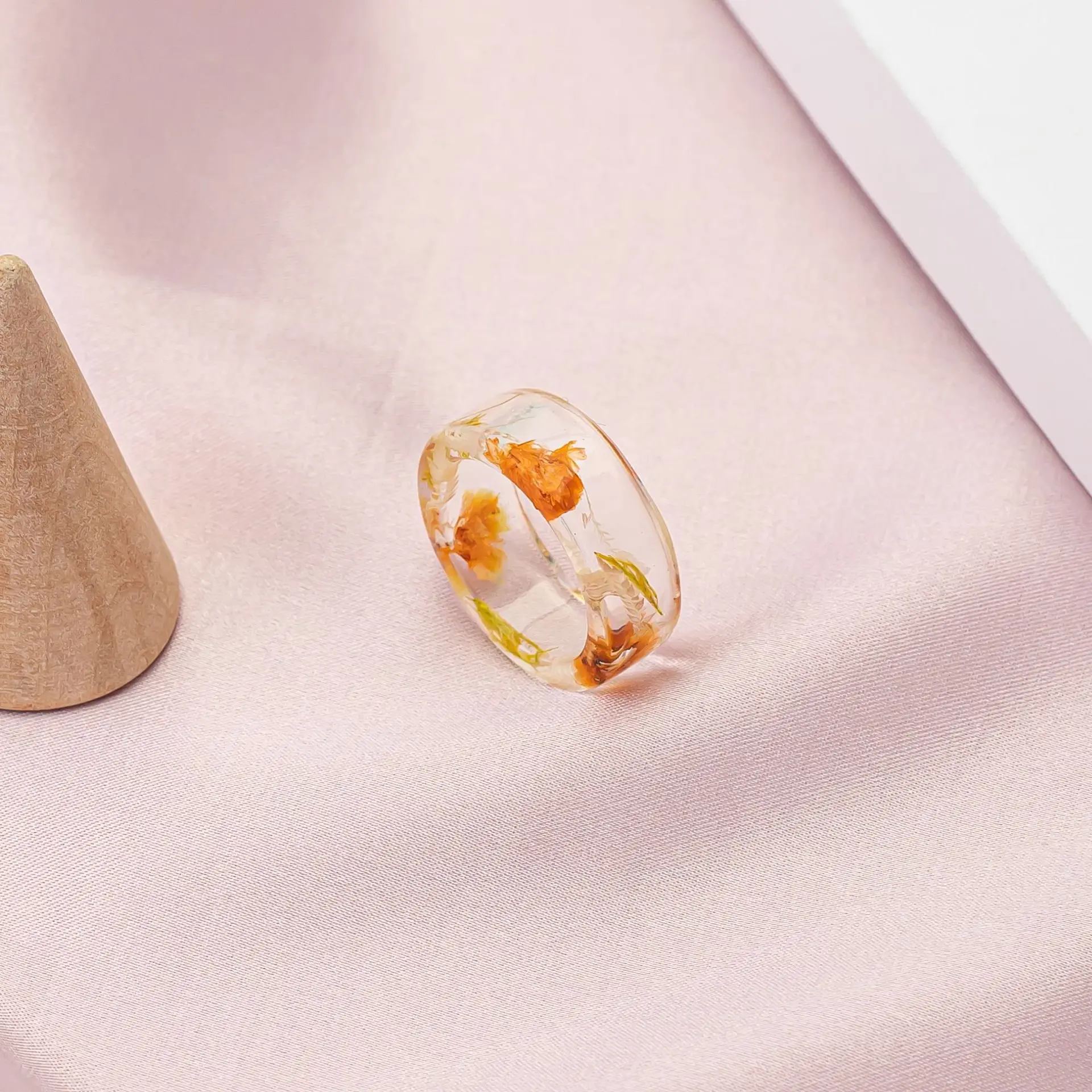 Minimalist Resin Daisy Dried Flower Retro Acrylic Ring Female Creative Personality Fresh Ring Wholesale Gift
