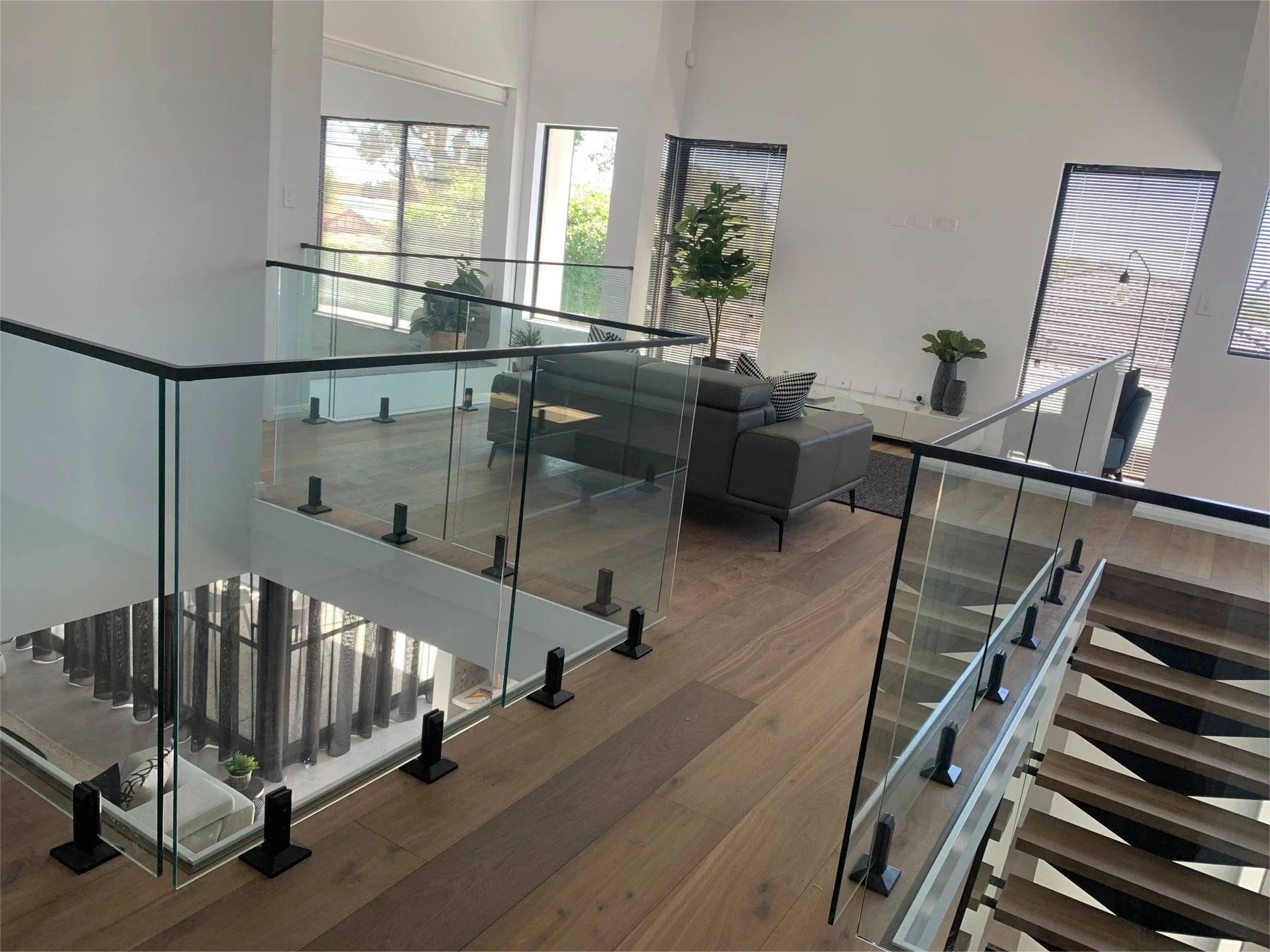 التخصيص رخيصة وعالية الجودة تصاميم درابزين فولاذي بسيط درابزين من الزجاج المقسى درابزين زجاجي بدون إطار #4