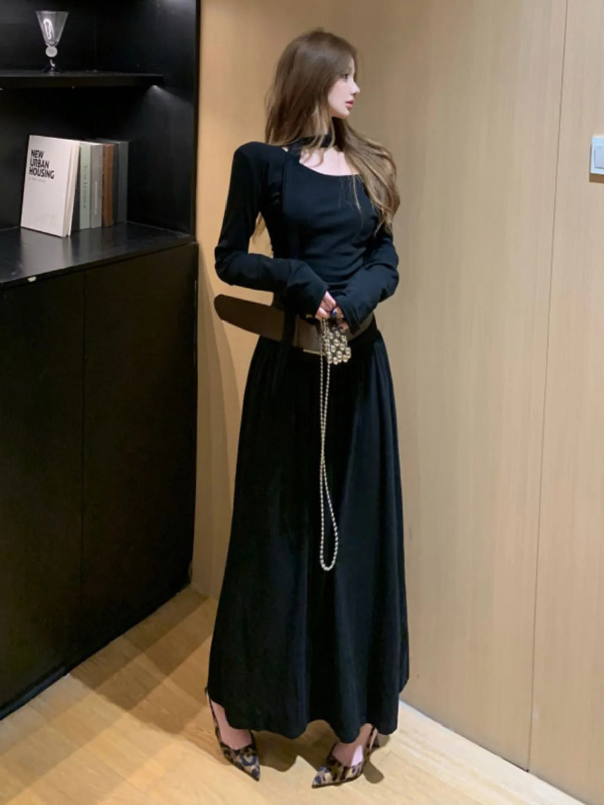 

Hebe Style Elegant Black Long Dress Shoulder Bared Waist Cinched One Shoulder Dress Unique Attractive A-Line Silhouette Dress