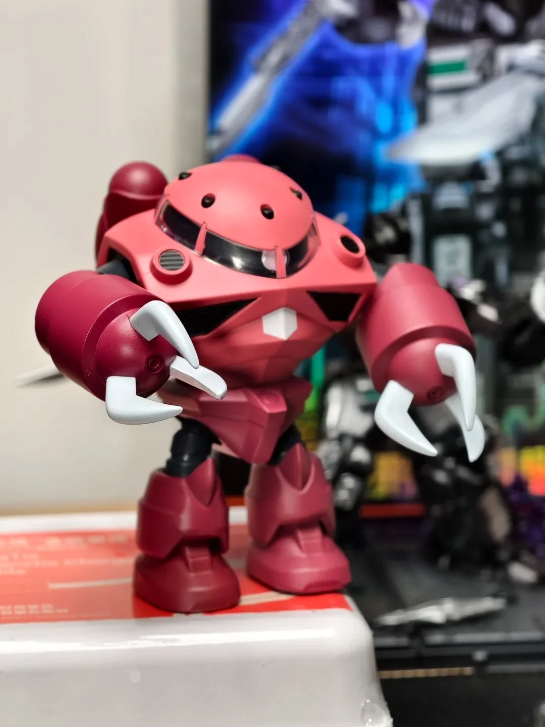 Novo em estoque qmsv mini char sazabi gundam portátil guerreiro móvel ornamento animação presente periférico