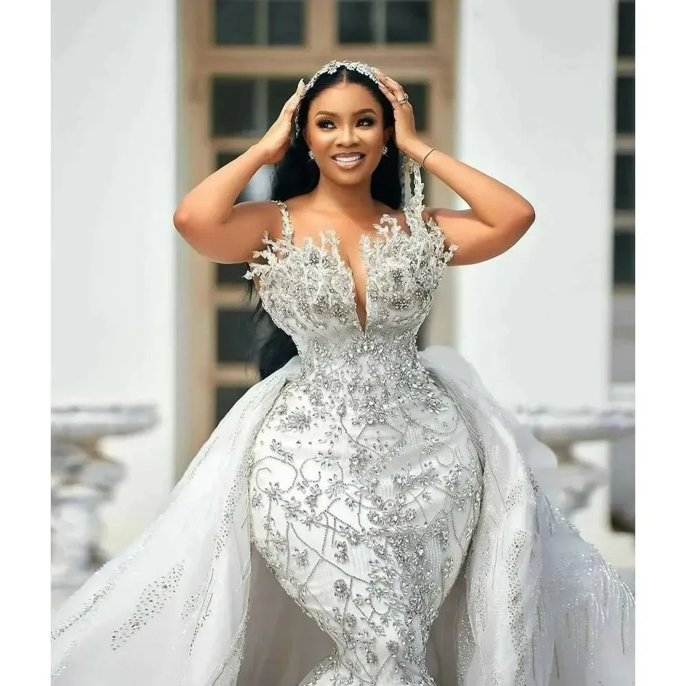 

Свадебное платье на заказ с тонкими бретелями, расшитое кристаллами ручной работы, атласное, со съемным шлейфом