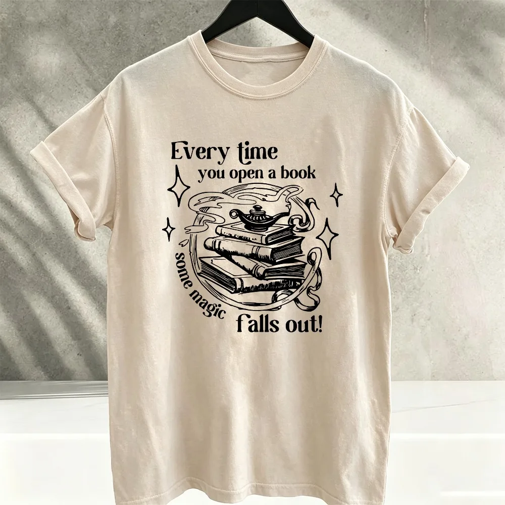 Cada vez que abres un libro, algo mágico se desvanece. Camiseta de algodón con estampado gráfico de literatura, para amantes de los libros, profesores, estilo casual.