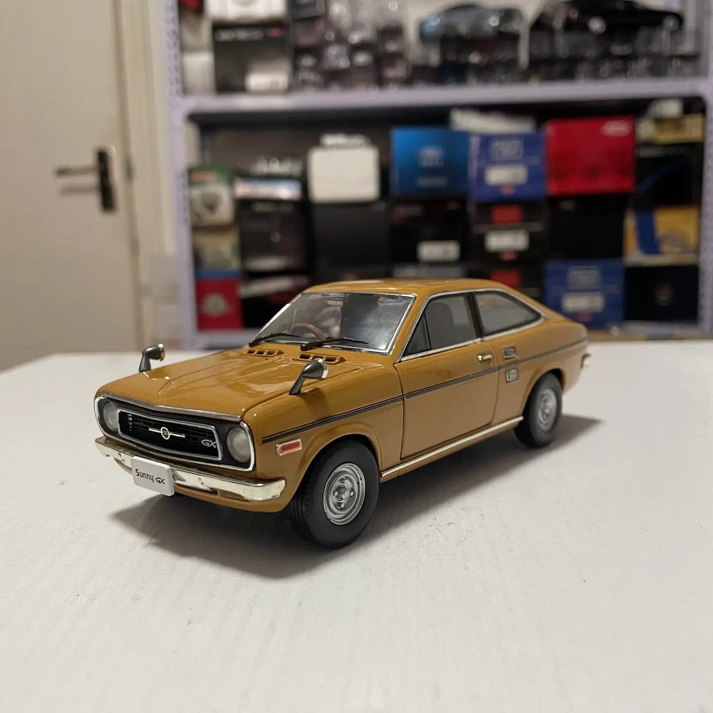 Pit-Road Modèle de voiture miniature en alliage moulé sous pression à l'échelle 1:24 Orange Sunny 1200 Coupe GX 1972 B110, Jouet, Cadeau classique pour adulte, Souvenir, Présentation statique