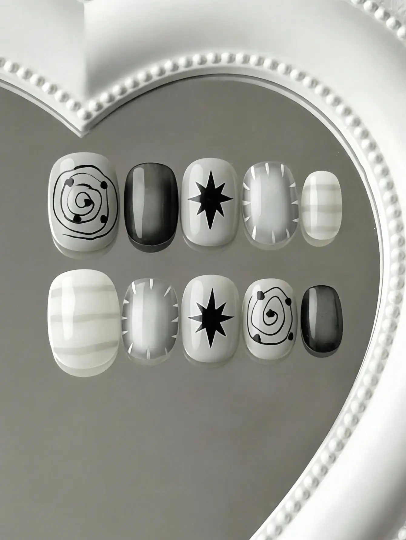 10 Pieces of Short Black and White Star Spiral Press-On Nails, Cool and Minimalist Style, Featuring Star, Spiral, and Gradient Designs, with Black and White Contrasting Colors and Hand-Painted Lines, Suitable for Girls and Young Women Who Value Individuality, Perfect for Everyday Outings, Trendy Parties, and Date Nights, Comes with Jelly Glue and Nail File