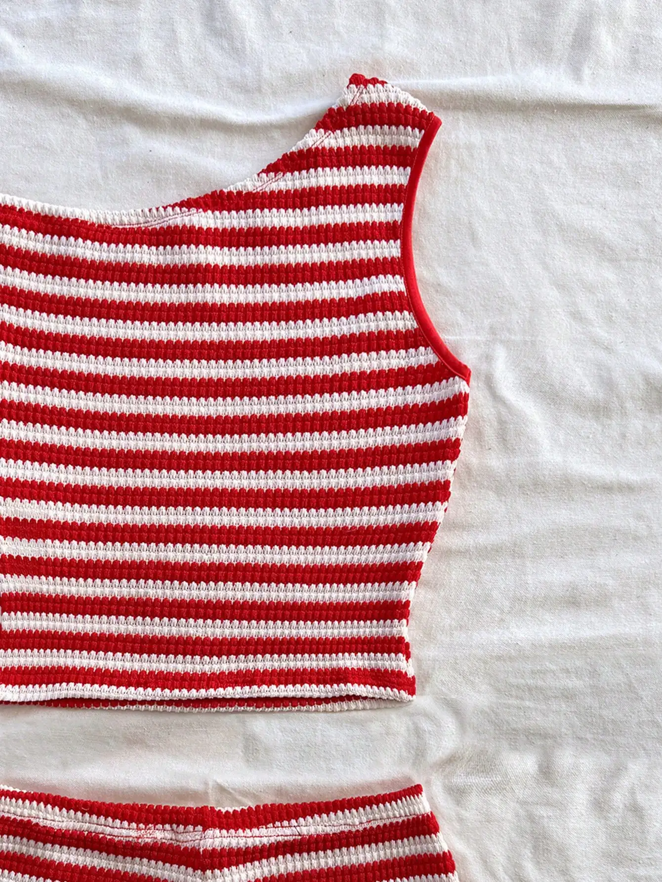 Conjunto de Malha Listrado Vermelho e Branco de 2 Peças: Top Ombro a Ombro e Shorts de Cintura Baixa para Praia de Verão, Festa, Cruzeiro