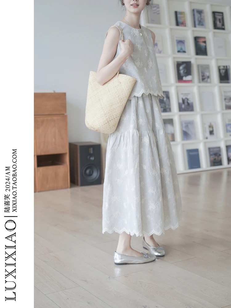 

LUXIXIAO 2026 Новинка: Корейский женский комплект с юбкой с высокой талией и топом с круглым вырезом, дизайнерский комплект из двух предметов